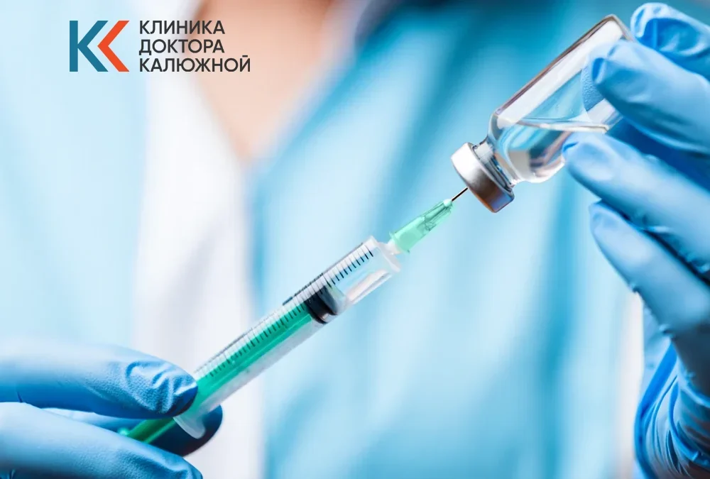 Врач с шприцом